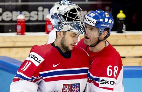 ZKLAMN. Ondej Pavelec a Jaromr Jgr po nespnm semifinle s Kanadou.