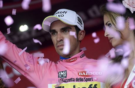Alberto Contador v rovm trikotu pro prbnho vtze.