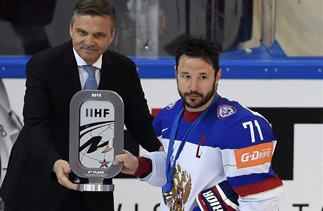 Ilja Kovaluk z Ruska (vpravo) pebírá pohár za druhé místo od prezidenta IIHF...