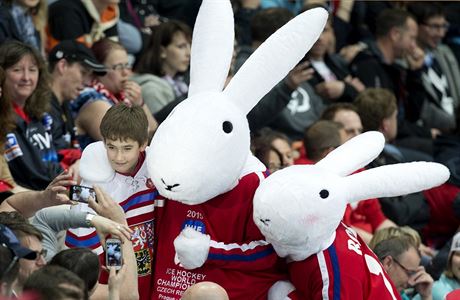 1. MASKOTI. Tah s Bobem a Bobkem vyel na jedniku s hvzdikou. Dva maskoti...