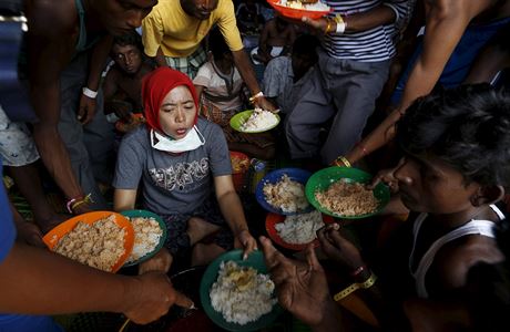 Bangladétí migranti v uprchlickém stedisku v Indonésii.