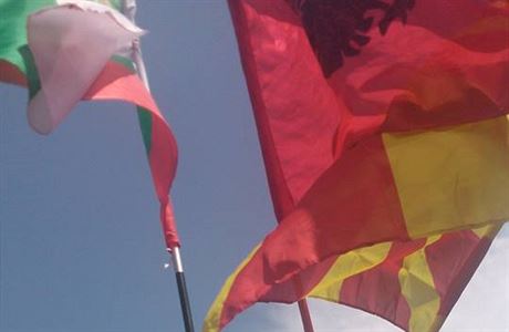 Bulharsk, albnsk a makedonsk vlajka pohromad na protestech ve Skopje.