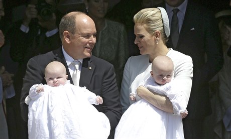 Princ Albert II a princezna Charlene se svými dvojaty.