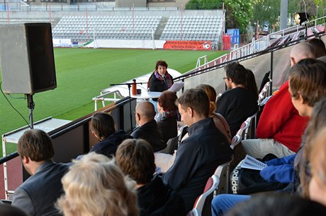 Loni se etlo i na fotbalovém stadionu (Simona Babáková).