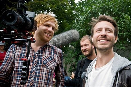 Režisér Jan Látal s fotografem a hudebníkem Radkem Brousilem (vpravo).