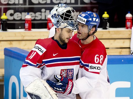 ZKLAMÁNÍ. Ondej Pavelec a Jaromír Jágr po neúspném semifinále s Kanadou.