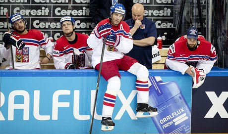 ZKLAMÁNÍ NA STŘÍDAČCE. Čeští hokejisté během druhé třetiny utkání s Amerikou.
