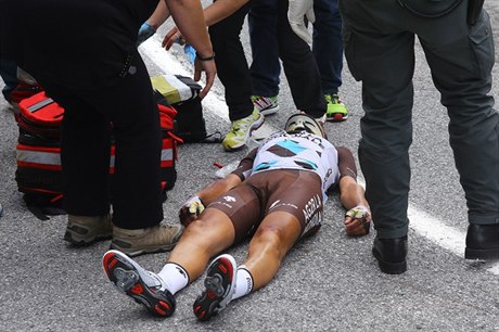 Italský cyklista Domenico Pozzovivo zstal po pádu pi sjezdu nehybn leet na...