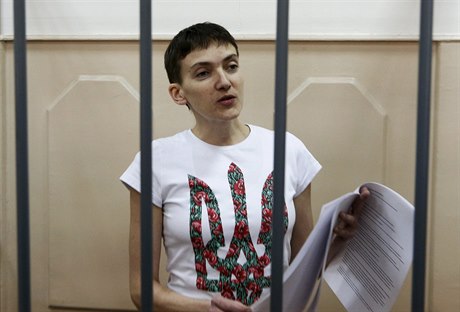 Věznená Naďa Savčenková u moskevského soudu.