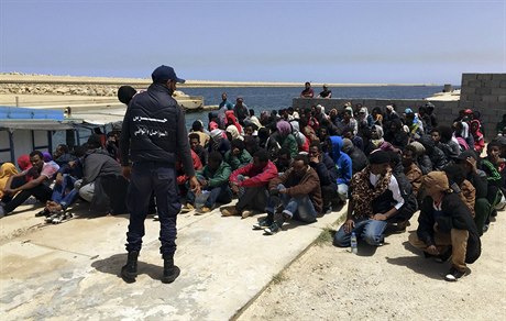 Pobení strá stojí nad migranty, kteí se pokusili doplout k evropským...