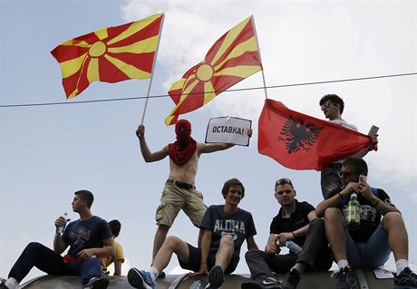 Mladí demonstranti s makedonskými a albánskými vlajkami naplnili ulice Skopje.