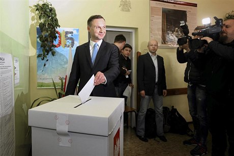 Polský kandidát na prezidenta Andrzej Duda pi volbách.