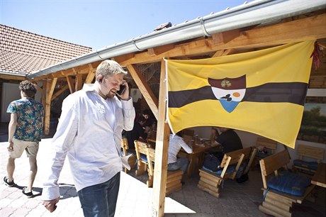Improvizované velvyslanectví Liberlandu a telefonující Vít Jedlička.
