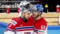 ZKLAMN. Ondej Pavelec a Jaromr Jgr po nespnm semifinle s Kanadou.