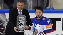 Ilja Kovalčuk z Ruska (vpravo) přebírá pohár za druhé místo od prezidenta IIHF...