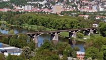 Železniční most v Praze Braníku známý jako most inteligence. Zde se měl podle...