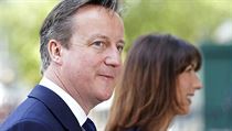 David Cameron, staronov premir Velk Britnie. V pozad Cameronova manelka...