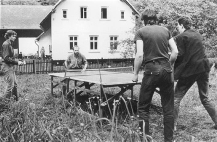 P�est�vka na ping pong b�hem nahr�v�n� alba Hov�z� por�ka skupiny Plastic People of the Universe v roce 1984 na Hr�de�ku u V�clava Havla. Zleva hraj�: Petr Plac�k, Jan Brabec, Milan Hlavsa a V�clav St�dn�k.