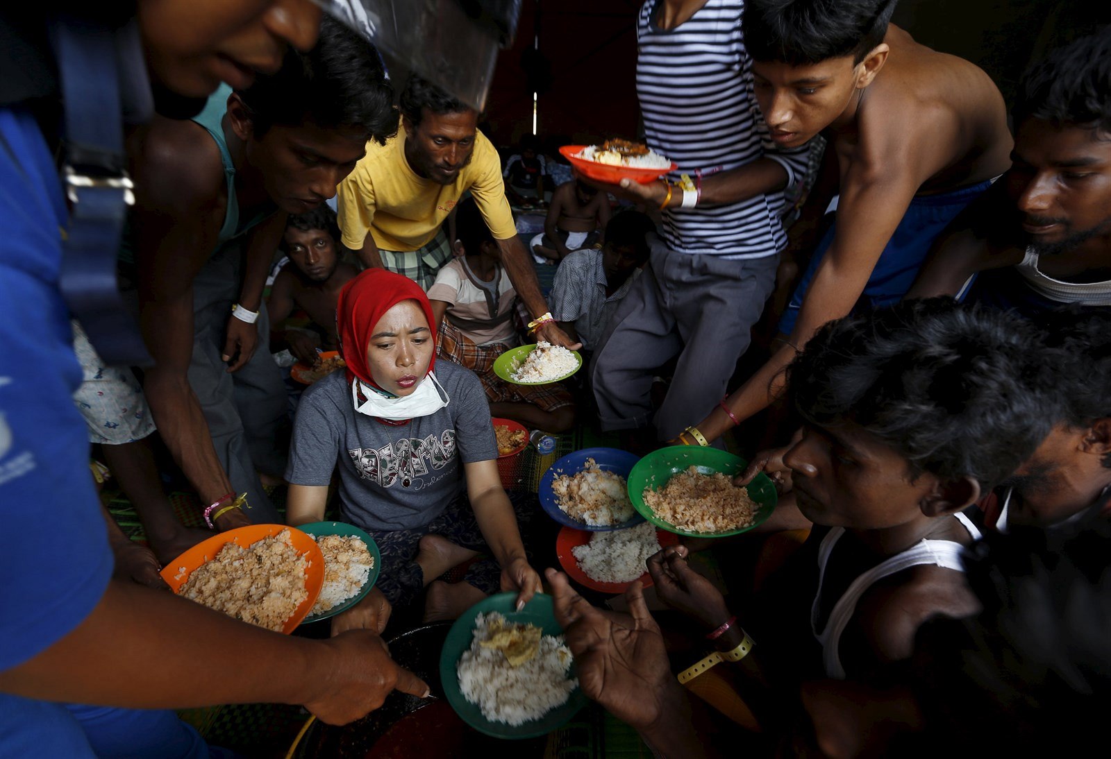 Bangladé��tí migranti v uprchlickém st�edisku v Indonésii.
