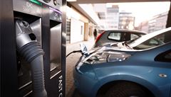 Elektromobil Nissan Leaf 'tankuje' v dobíjecí stanici | na serveru Lidovky.cz | aktuální zprávy