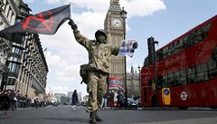 Demonstrant pózuje ped londýnskou dominantou