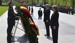 Putin a Merkelov uctili v Moskv pamtku padlch a chystaj se jednat