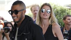 Modelka Doutzen Kroesová a Sunnery James pijídí na francouzskou Riviéru.