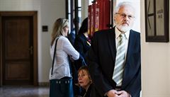 Státní �alobce Petr Jirát na chodb� Krajského soudu