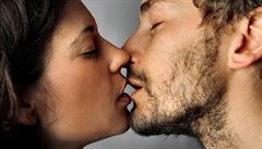 Proč se líbáme: posílení zdraví nebo krmení z úst do úst?