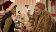 Rooney Mara a Cate Blanchet ve filmu Carol.