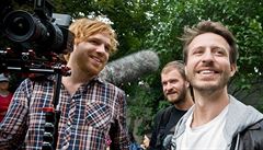 Režisér Jan Látal s fotografem a hudebníkem Radkem Brousilem (vpravo).