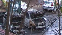 Poničená auta před restaurací Řízkárna.