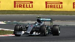 Nico Rosberg na rozpálené trati v Barcelon.