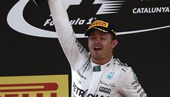 Nico Rosberg s trofejí pro vítze Velké ceny panlska.