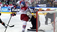 D�RAZ. Jakub Vorá�ek se drze natla�il a� do n�meckého brankovi�t�.