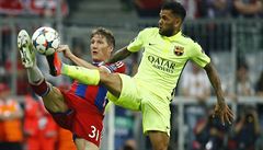 Bastian Schweinsteiger z Bayernu Mnichov (vlevo) a Dani Alves.