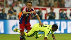 Rafinha z Bayernu Mnichov poslal k zemi Neymara a peláí do útoku.