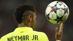 Hrátky s míem. Neymar bhem semifinálového utkání Ligy mistr v Mnichov.