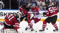 BITVA O KOTOU�. Jaromír Jágr se sna�í prosadit mezi dvojici Kana�an�.