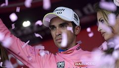 Alberto Contador v rovém trikotu pro prbného vítze.