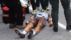 Italský cyklista Domenico Pozzovivo zstal po pádu pi sjezdu nehybn leet na...
