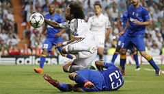 Marcelo z Realu v souboji s obranou Juventusu.