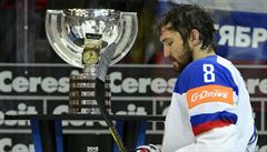 Alexandr Ovekin z druhého Ruska míjí pohár pro mistra svta po prohe s...