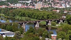 elezniní most v Praze Braníku známý jako most inteligence. Zde se ml podle...