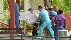 Zdravotníci pepravují do nemocnice mue zranného bhem pestelky v Kumanovu.