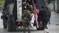 Evakuace civilist z místa stelby (Kumanovo).