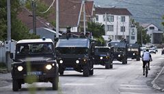Srbtí etníci a protiteroristické jednotky v pohotovosti na pedmstí Preeva,...