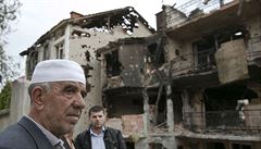 Po boji. Obyvatelé Kumanova ve tvrti, kde se stetla skupina ozbrojených mu...