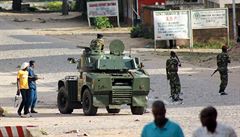 Vojáci v ulicích hlavního msta Bujumbura.