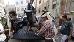 Jemen pod ostrou palbou: z bombardovanho msta houfn prchaj lid